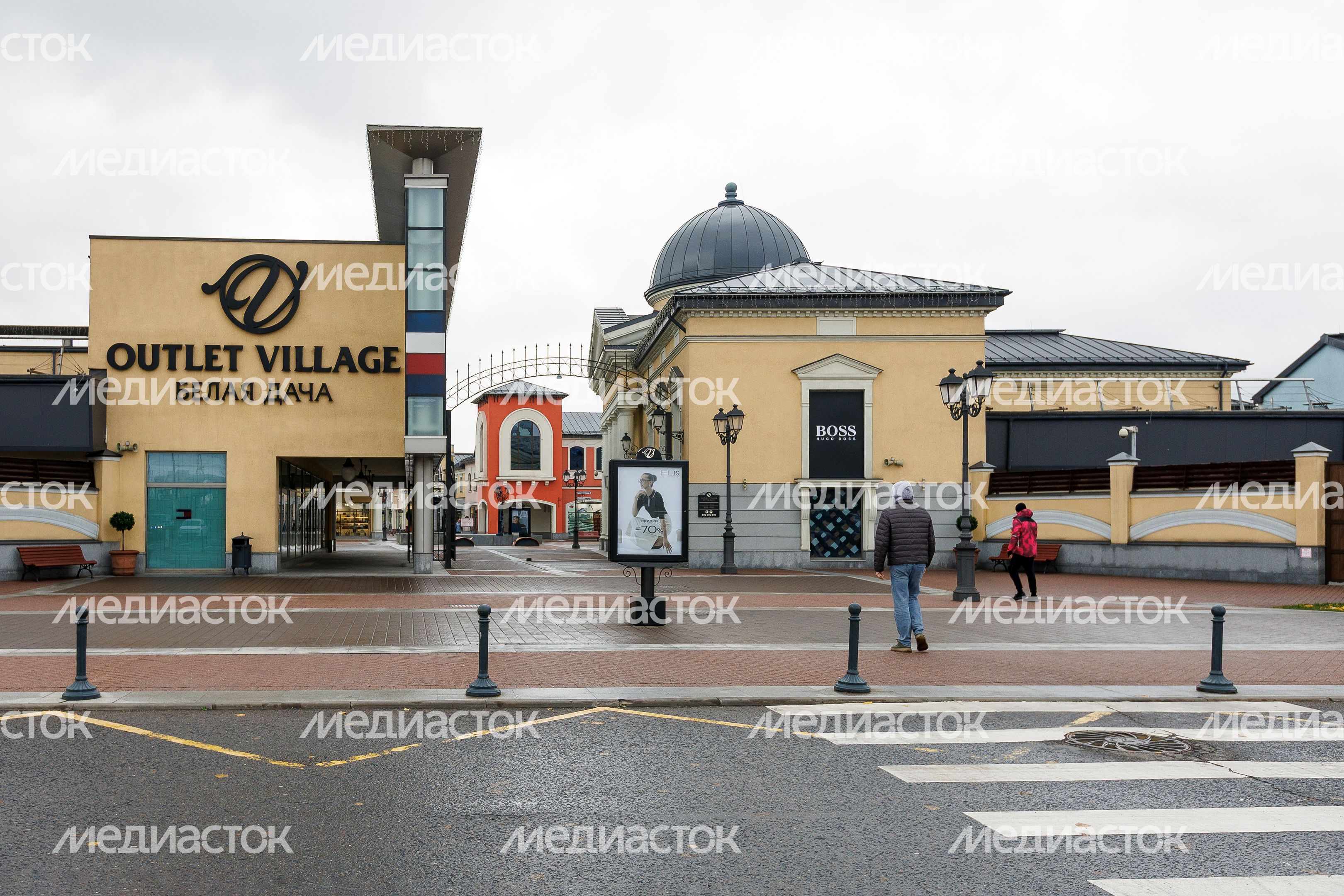 Торговый центр «Outlet Village Белая Дача» в Котельниках осенью Торговый центр «Outlet Village Белая Дача» в Котельниках осенью