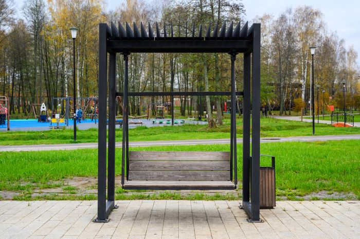 Качели в парке «200 лет Егорьевску» осенью