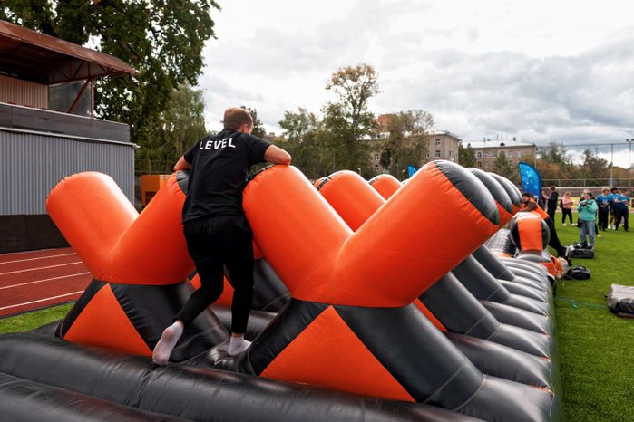 Преодоление надувной полосы препятствий на эстафете «Вызов принят» в Химках