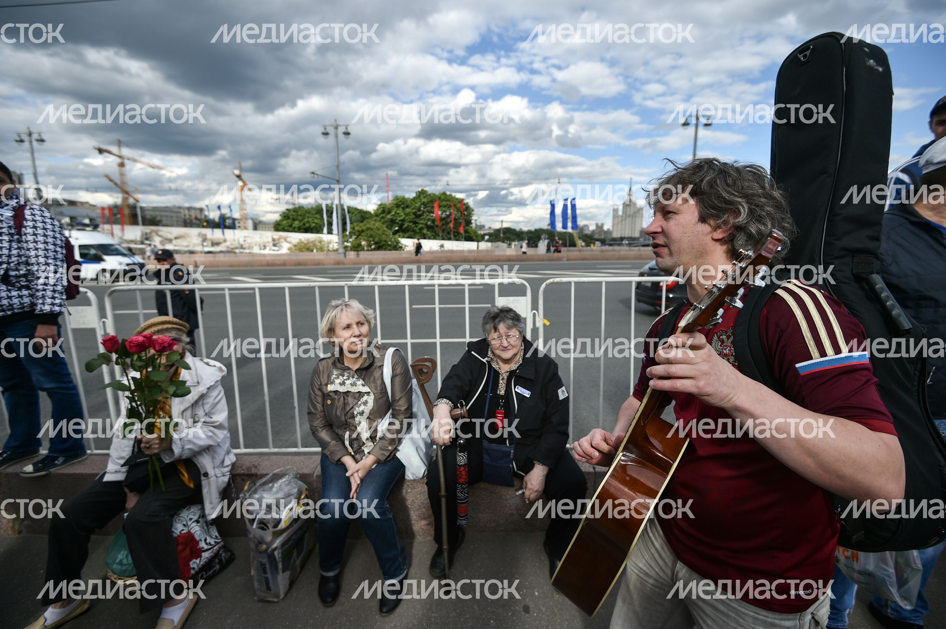 Возложение цветов к месту убийства Бориса Немцова в Москве Возложение цветов к месту убийства Бориса Немцова в Москве