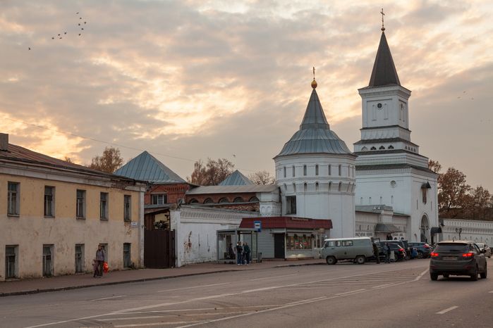 Осенний закат над Николо-Угрешским монастырем города Дзержинский округа Люберцы