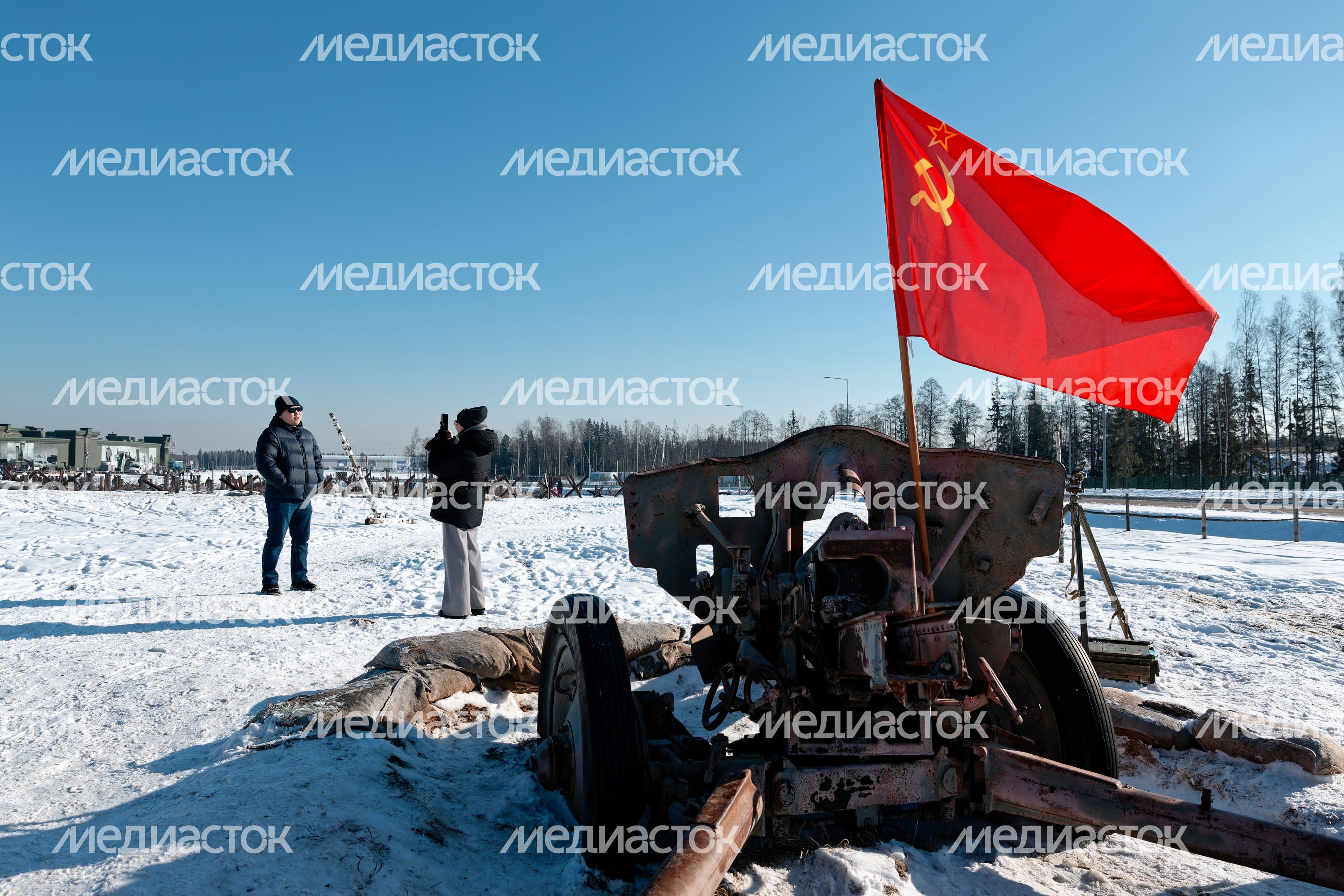 Военно-историческая реконструкция битвы за Сталинград у храма ВС РФ в Кубинке Военно-историческая реконструкция битвы за Сталинград у храма ВС РФ в Кубинке