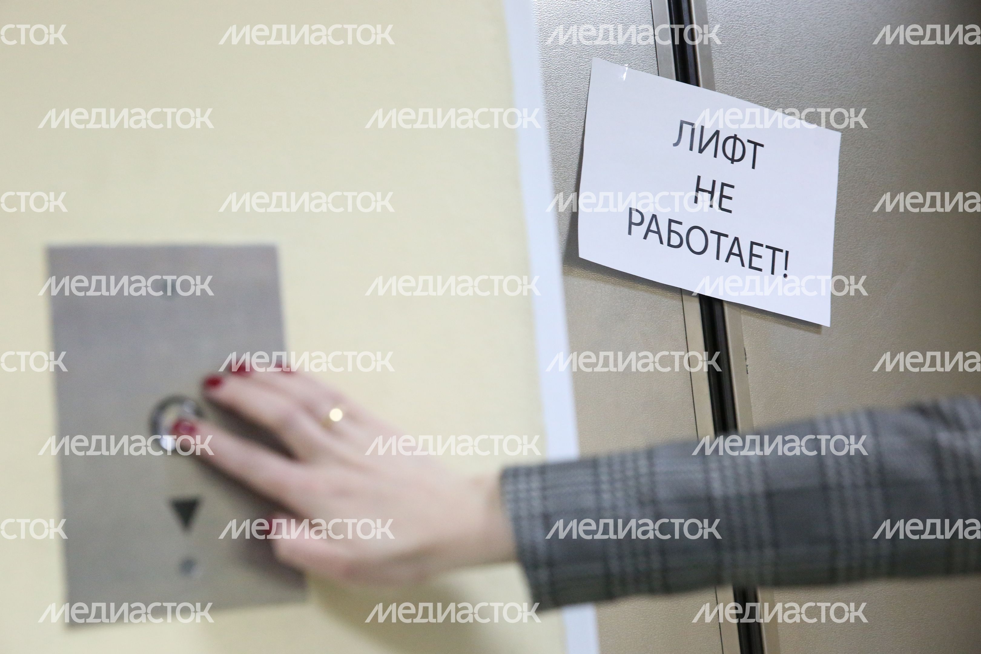 Неисправный лифт в многоэтажном здании в Москве Неисправный лифт в многоэтажном здании в Москве