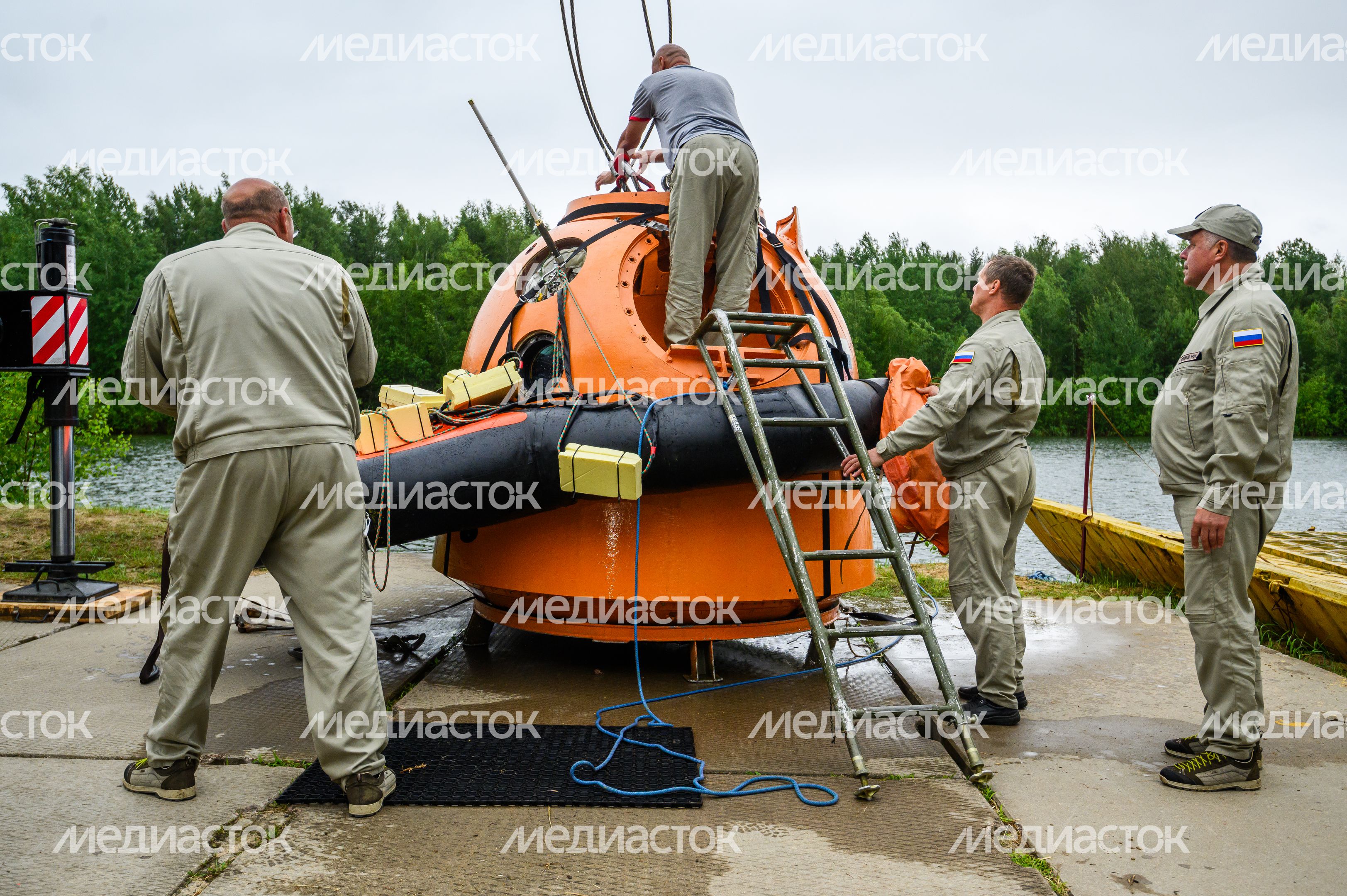 Тренировка космонавтов по действиям после посадки на воду в Ногинске