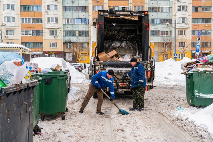 Работа мусоровозов зимой в Красногорске