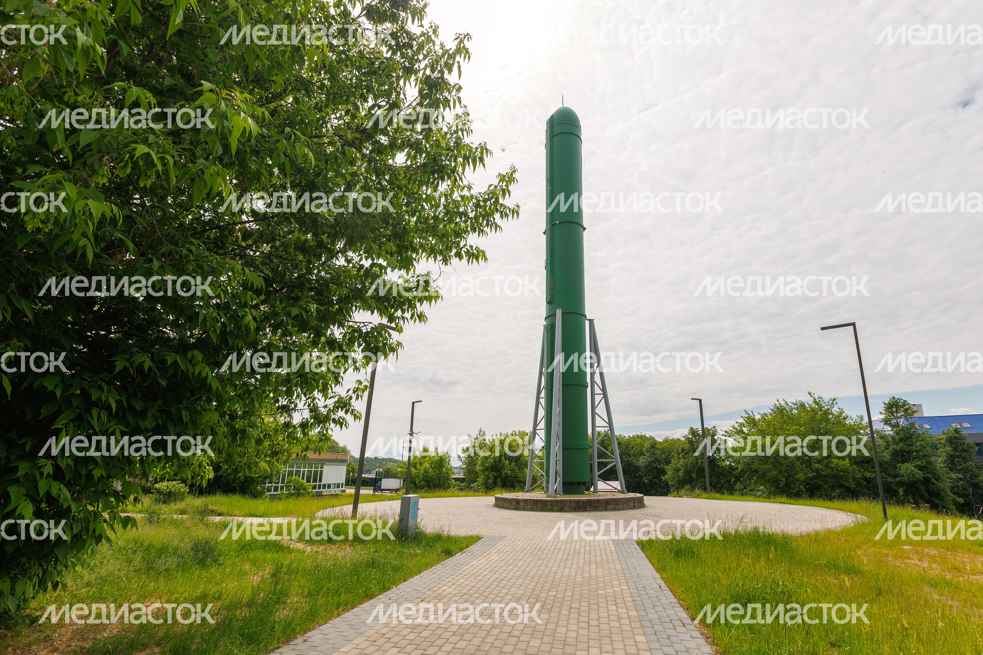 Баллистическая ракета РТ-2ПМ «Тополь» у памятника «Создателям ракетного щита России» в городе Дзержинский округа Люберцы