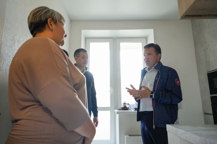 Андрей Воробьев поздравил с новосельем жителей нового МКД в Лыткарино