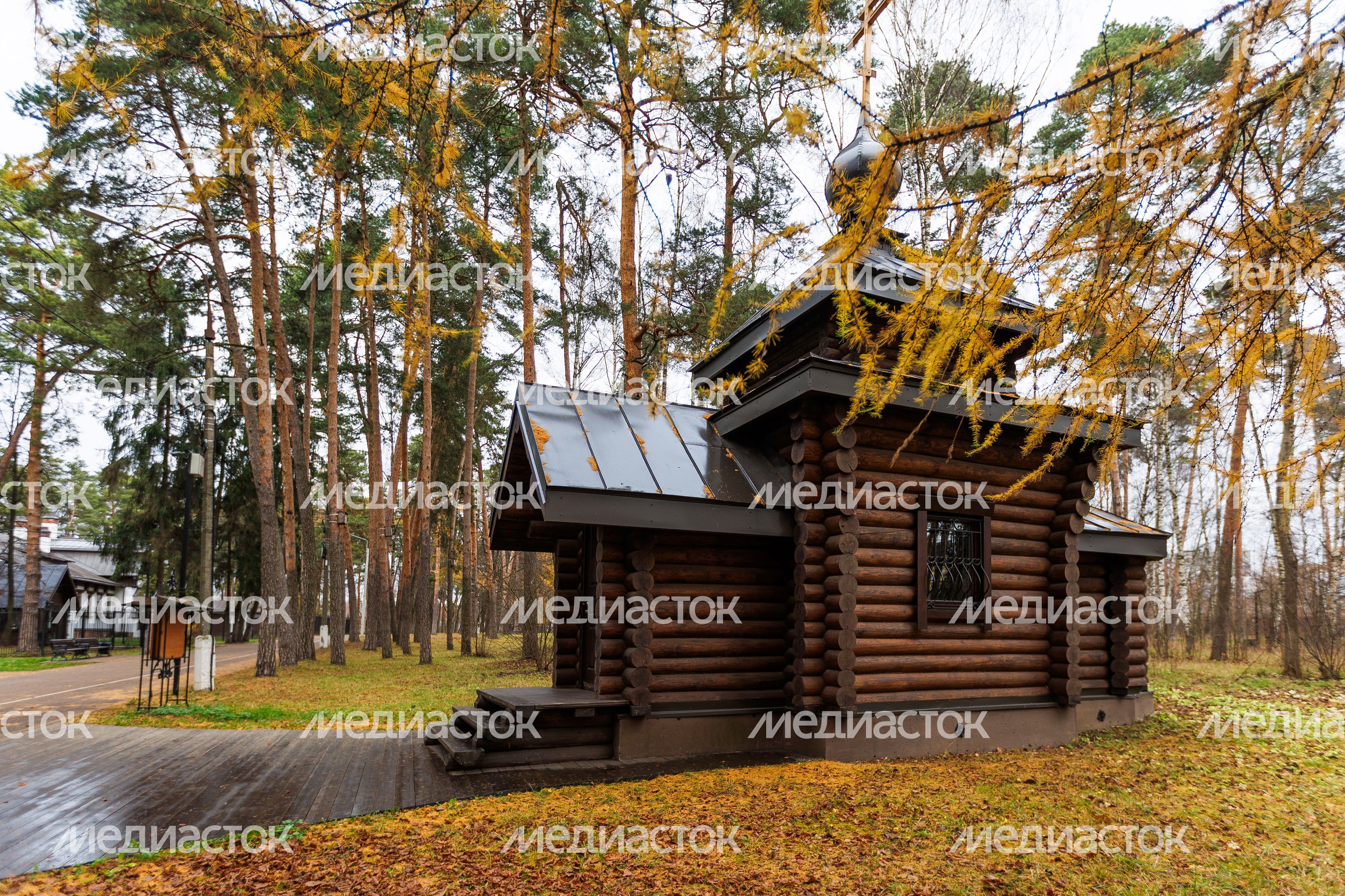 Часовня в Глуховском парке Ногинска осенью