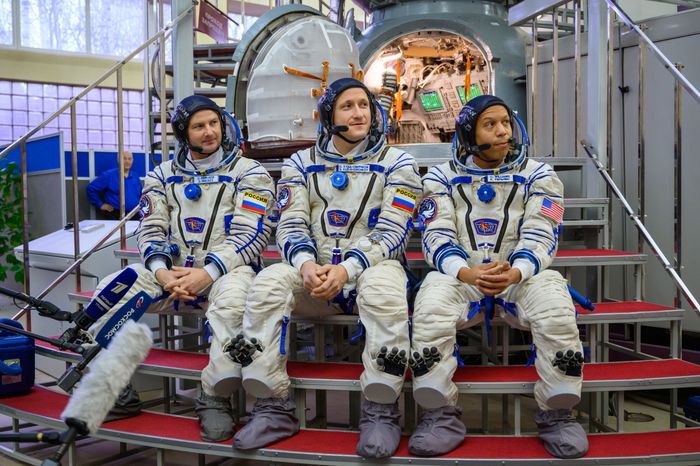 Космонавты основного экипажа МКС-74 Сергей Микаев, Сергей Кудь-Сверчков, Кристофер Уилльямс в Звездном городке