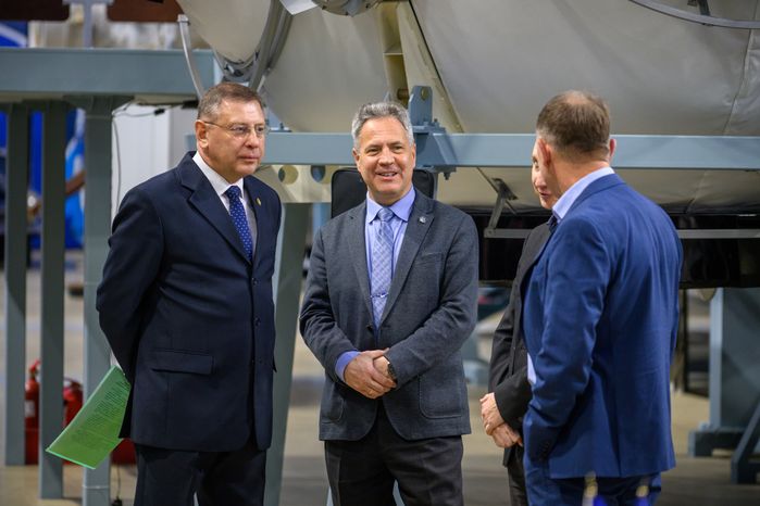 Тренировка дублирующего экипажа космонавтов МКС-74 на тренажере МКС в Звездном городке