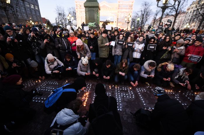 Акция в память о погибших в Кемерове на Пушкинской площади в Москве