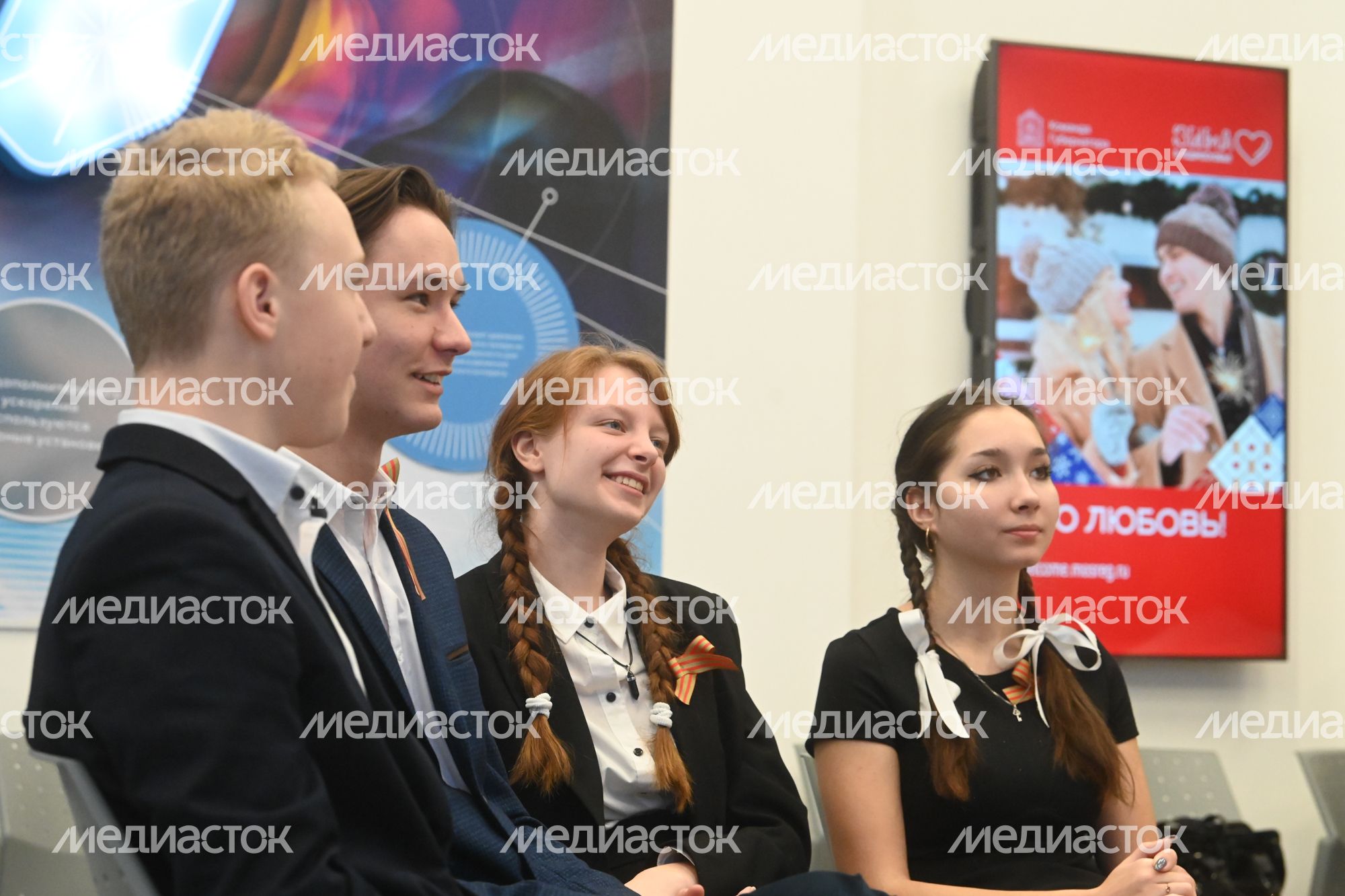 Вручение Губернатором Подмосковья паспортов Российской Федерации школьникам городского округа Королев