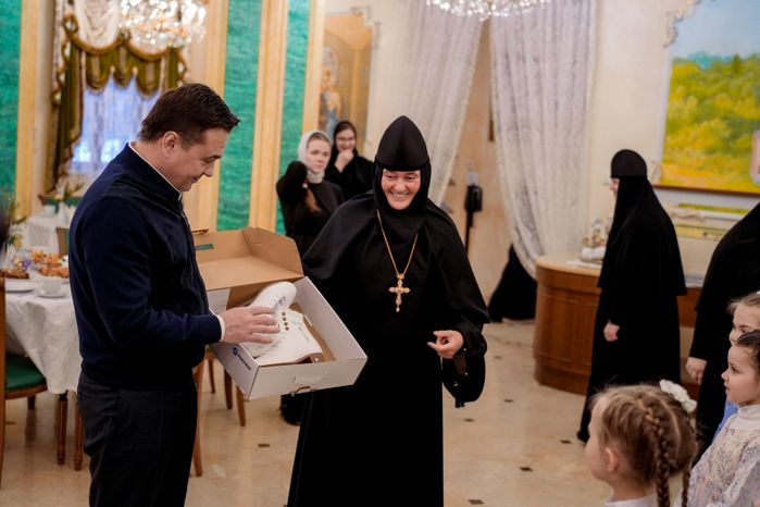 Андрей Воробьев поздравил с Новым годом воспитанниц детского приюта при Покровском монастыре