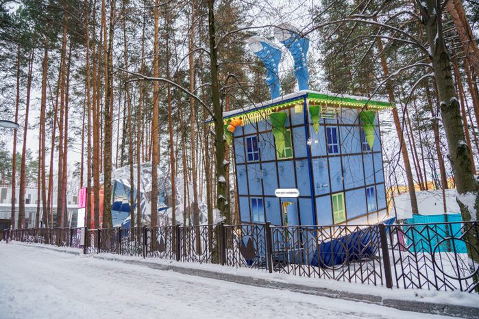 Арт-объект «Перевернутый дом» в парке «Елочки»