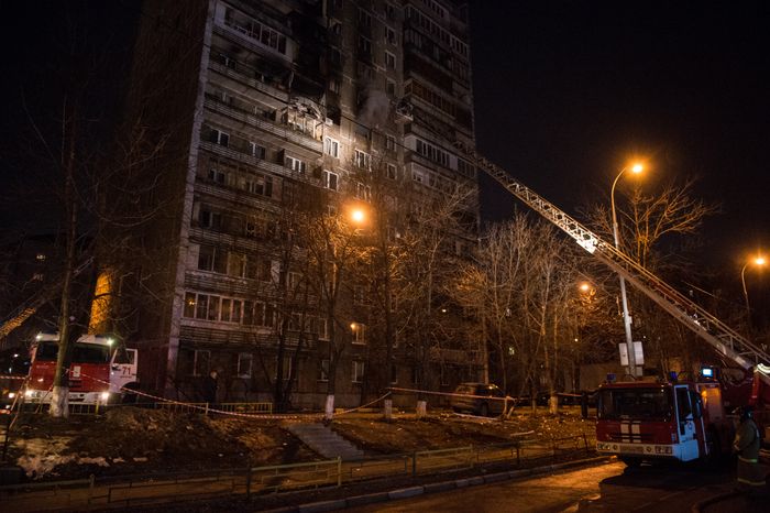 Пожар из-за взрыва в квартире жилого дома в Москве