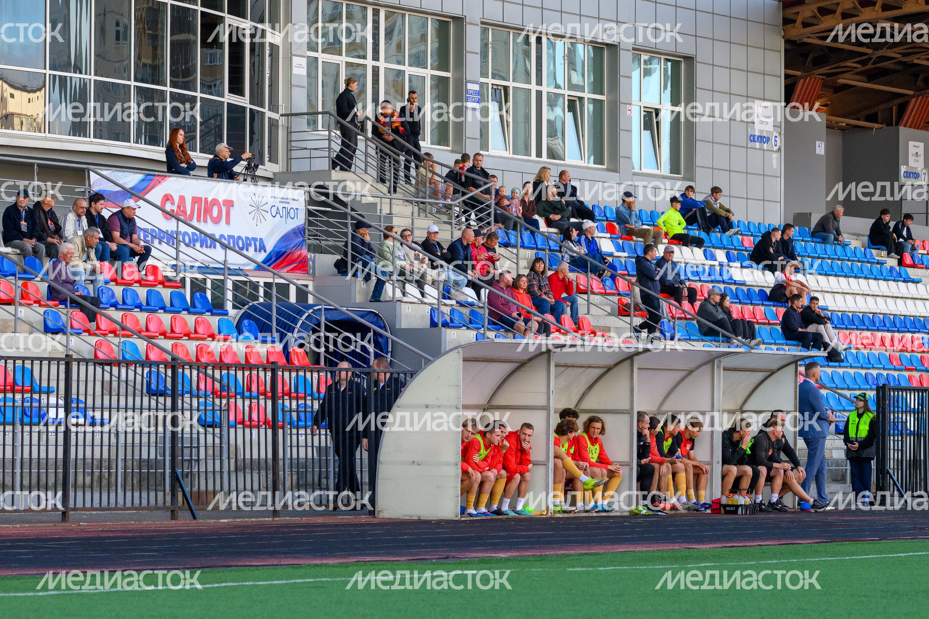 Болельщики Кубка Московской области по футболу среди мужских команд 2026 на стадионе «Салют» в Долгопрудном Болельщики Кубка Московской области по футболу среди мужских команд 2026 на стадионе «Салют» в Долгопрудном