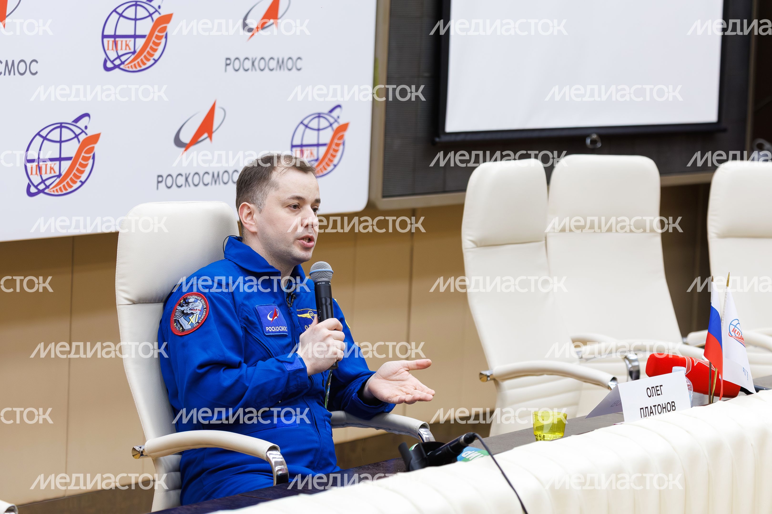 Космонавт Роскосмоса Олег Платонов на пресс-конференции в Звездном городке Космонавт Роскосмоса Олег Платонов на пресс-конференции в Звездном городке