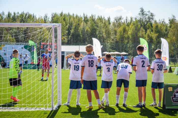Легенды футбола обыграли сборную Лобни в проекте «Выходи во двор»