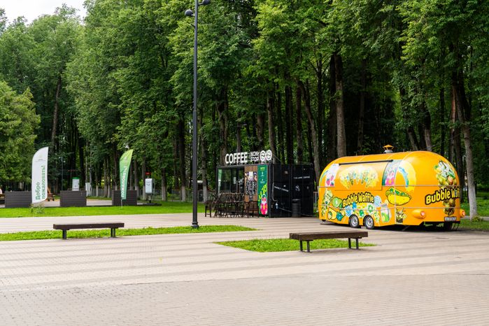 Площадка для перекуса в Центральном парке имени В.В. Воровского в Наро-Фоминске летом