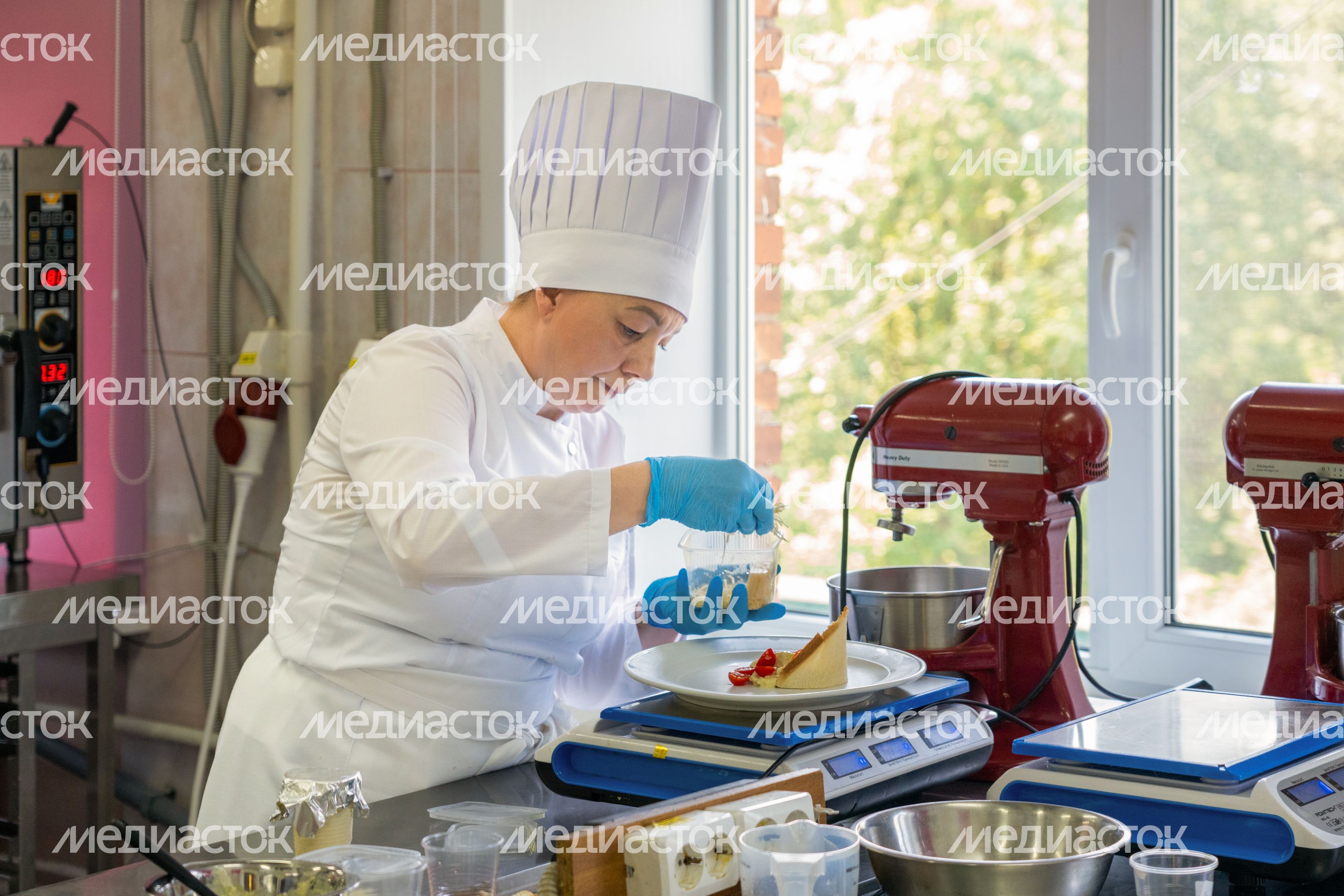 Повар готовит блюдо на конкурсе профмастерства «Абилимпикс 2026» в категории «Поварское дело» в колледже «Подмосковье» Повар готовит блюдо на конкурсе профмастерства «Абилимпикс 2026» в категории «Поварское дело» в колледже «Подмосковье»