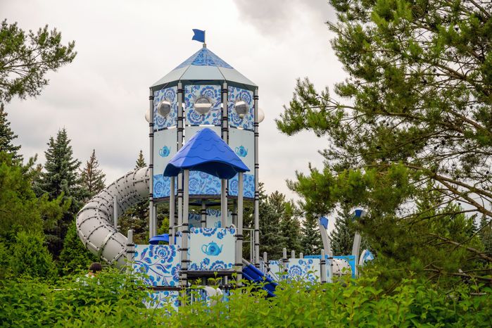 Детская площадка в стиле гжель в Гжельском парке культуры и отдыха (парк «Гжель») Раменского округа