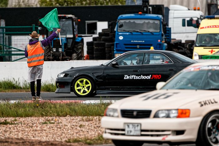 Гонка автомобилей на дрифт-фестивале скорости и драйва Drift Expo Track Mode 2025