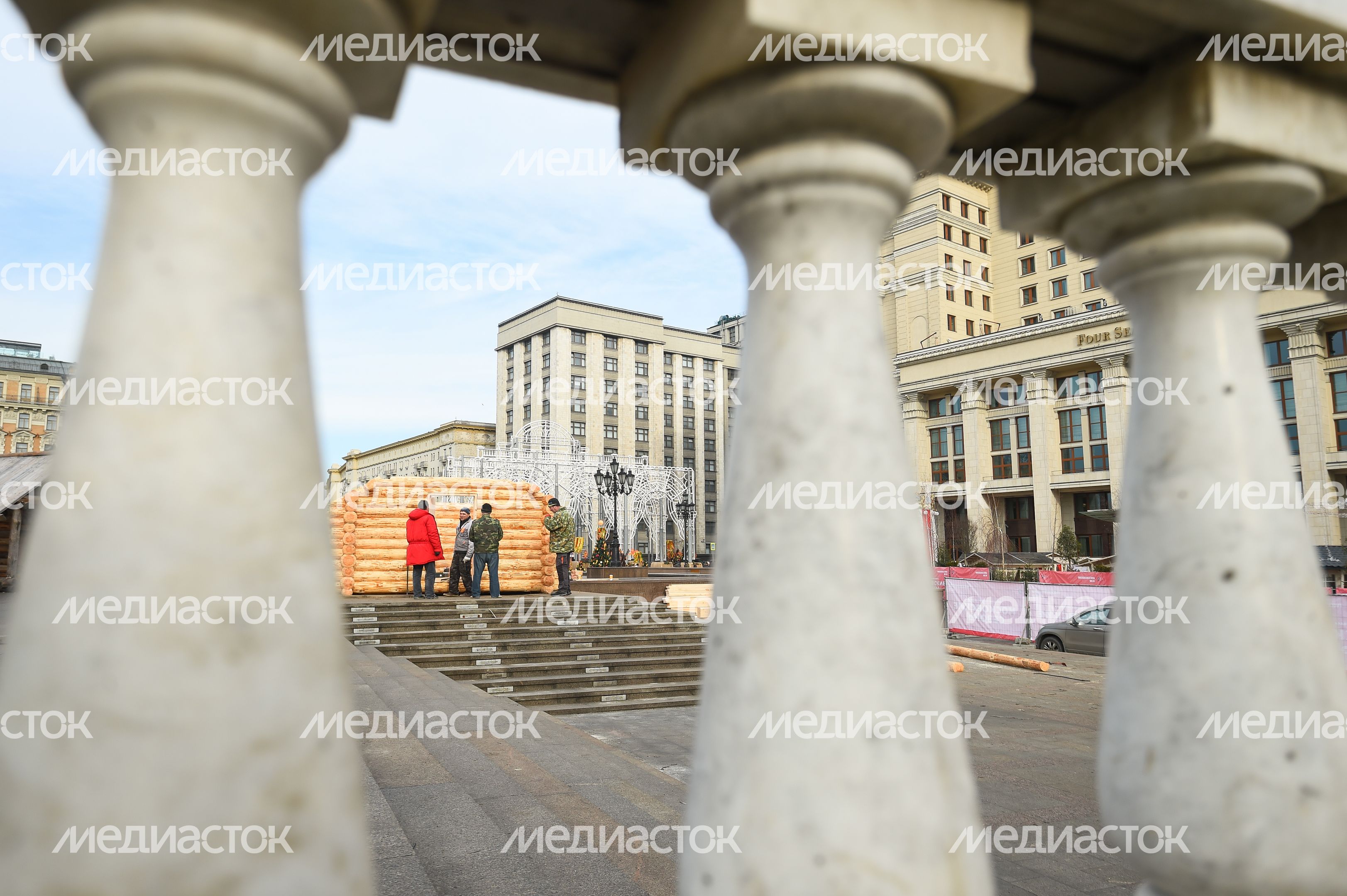Монтаж инсталляций для фестиваля «Московская Масленица» на Манежной площади Монтаж инсталляций для фестиваля «Московская Масленица» на Манежной площади