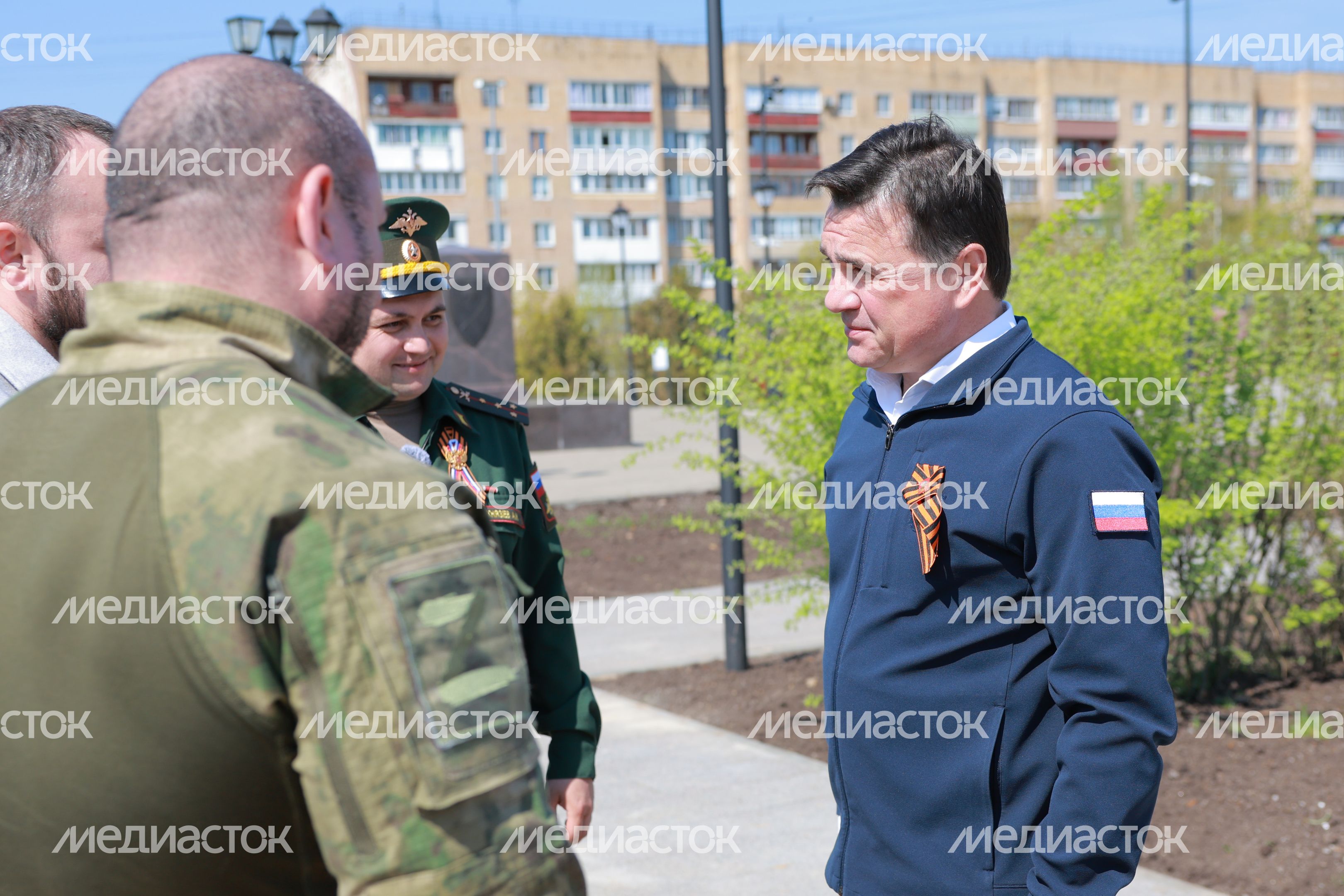 Андрей Воробьев вместе с ветеранами СВО возложил цветы к стеле в Можайске Андрей Воробьев вместе с ветеранами СВО возложил цветы к стеле в Можайске