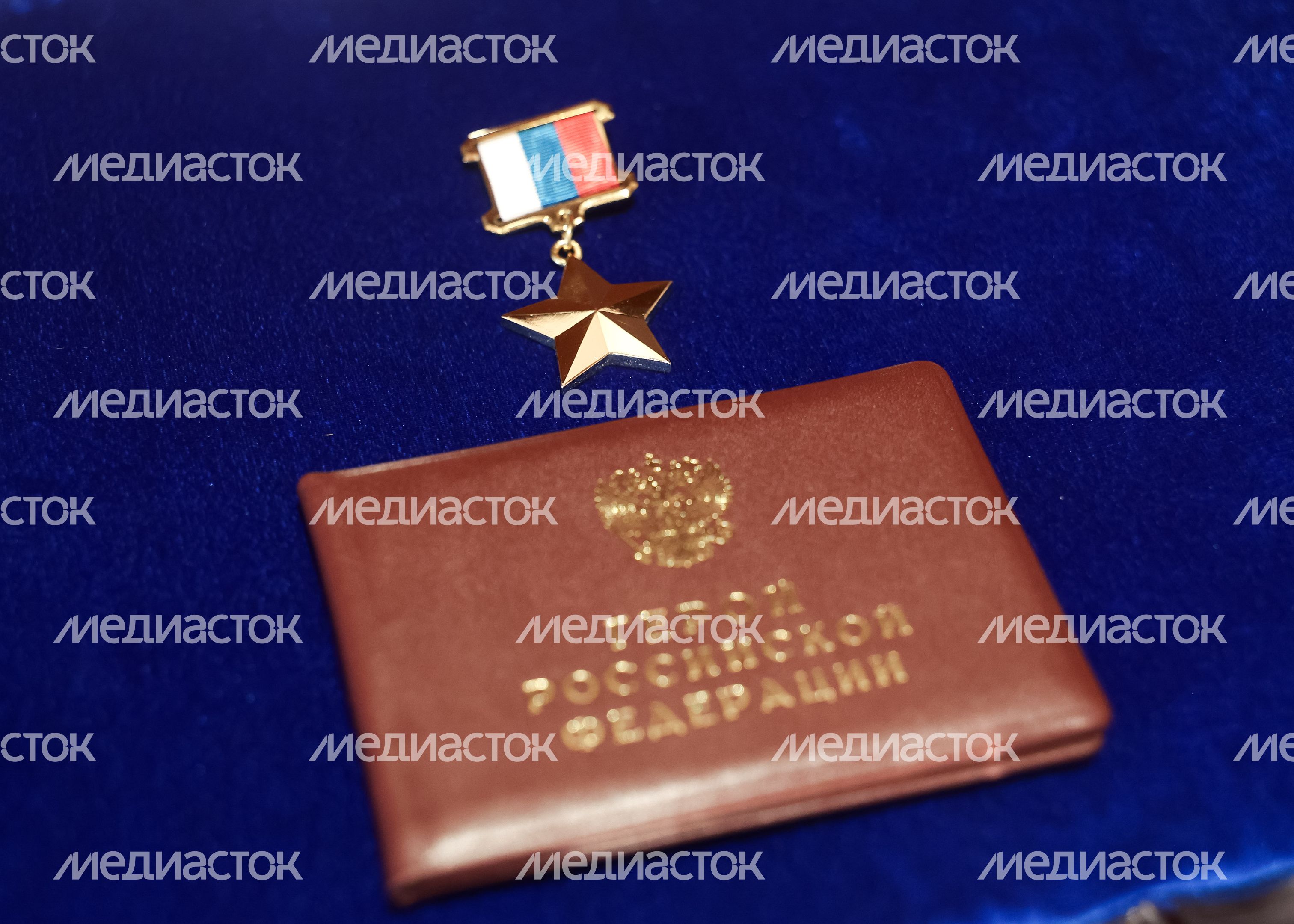Семье подполковника Андрея Кулакова передали Золотую Звезду Героя России Семье подполковника Андрея Кулакова передали Золотую Звезду Героя России