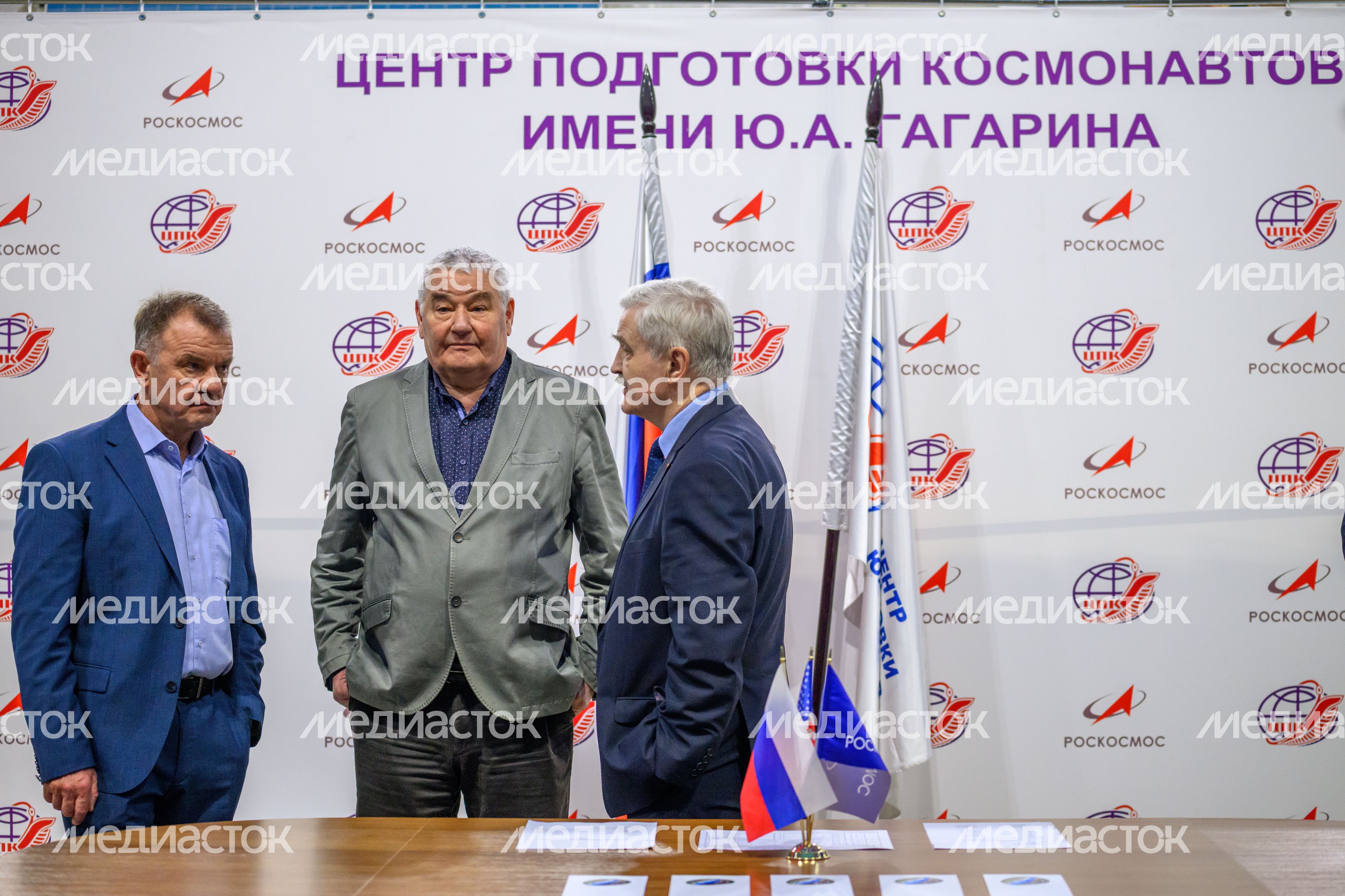 Тренировка дублирующего экипажа космонавтов МКС-74 на тренажере МКС в Звездном городке