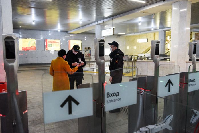 Проверка электронных пропусков в московском метро
