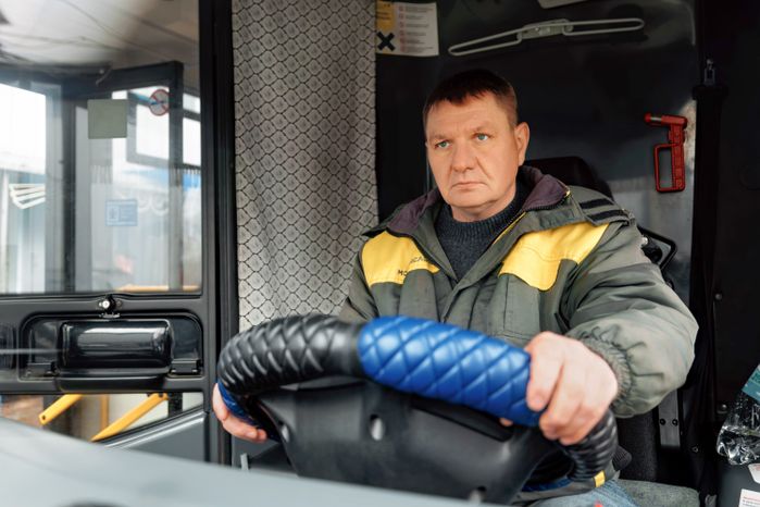 Водитель автобуса Мострансавто проходит предрейсовый осмотр перед выходом на линию