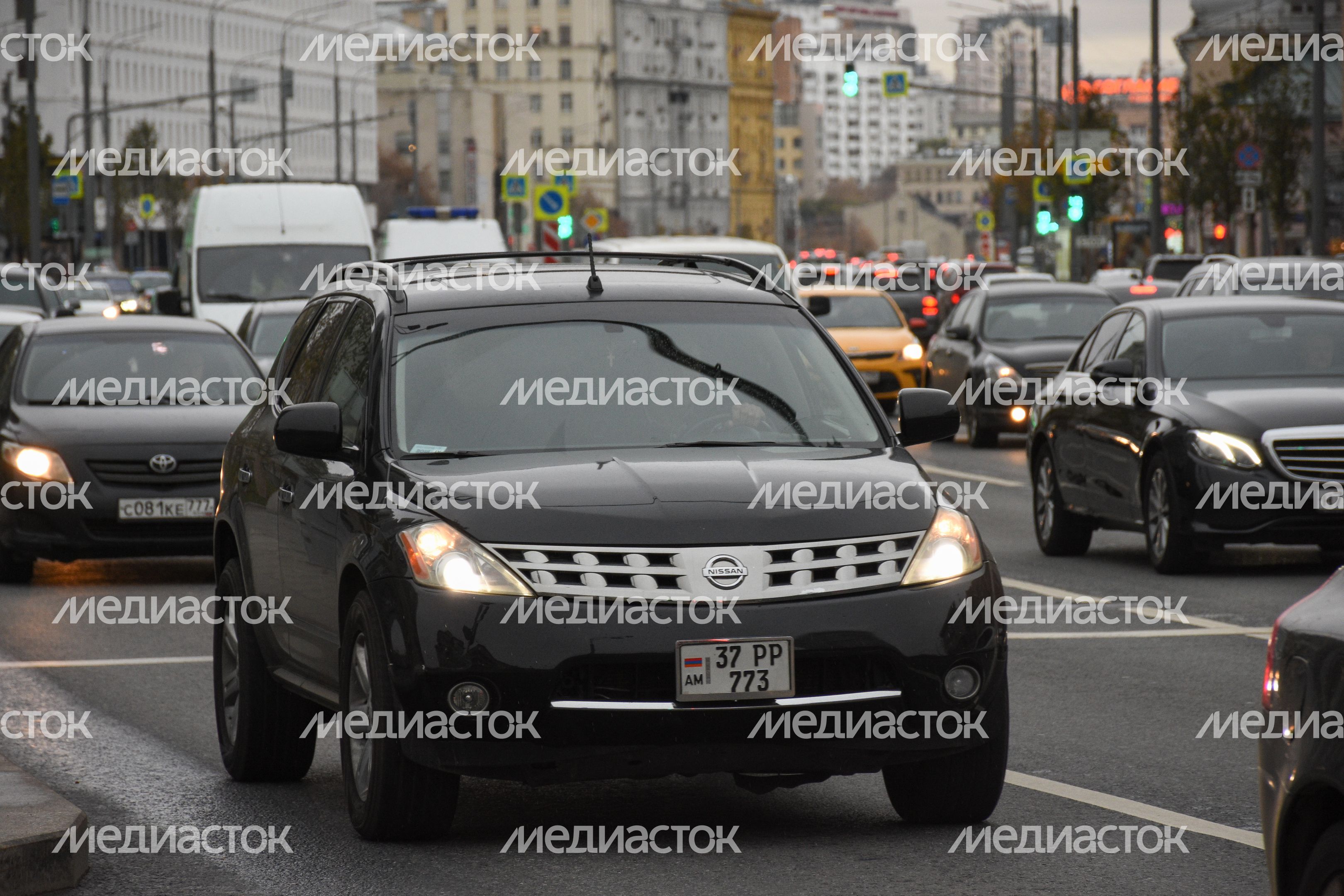 Повседневная жизнь города в Москве осенью