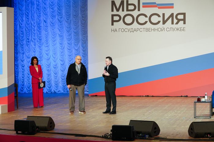 Андрей Воробьев и Никита Михалков на сцене молодежного форума "На государственной службе"