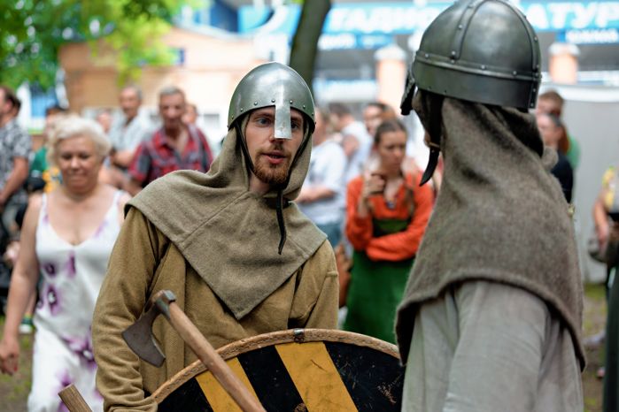 Показательный бой рыцарей на Фестивале исторической реконструкции «Наследие предков-2026» в Раменском парке