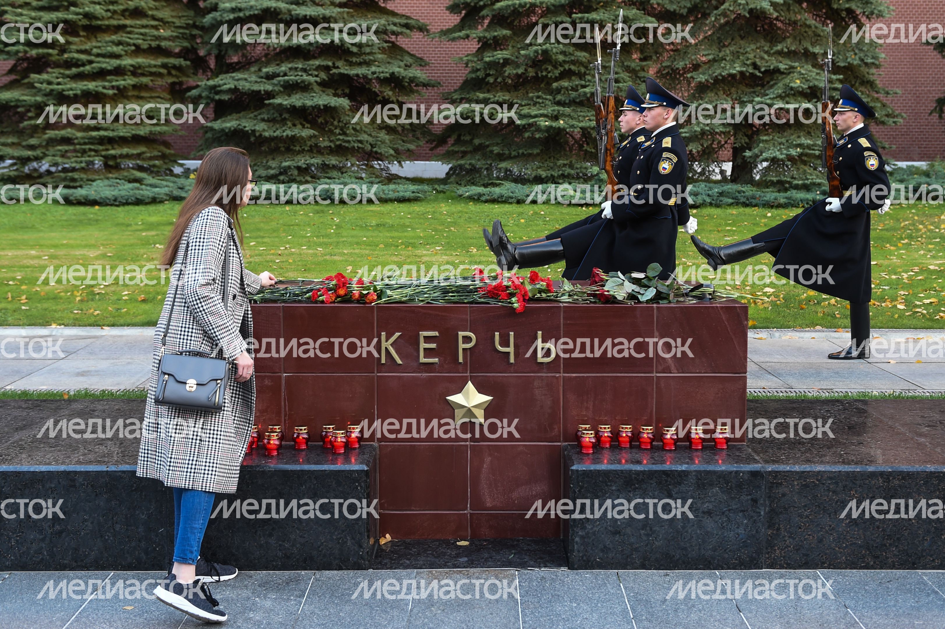 Возложение цветов к мемориалу города Керчь в Москве Возложение цветов к мемориалу города Керчь в Москве