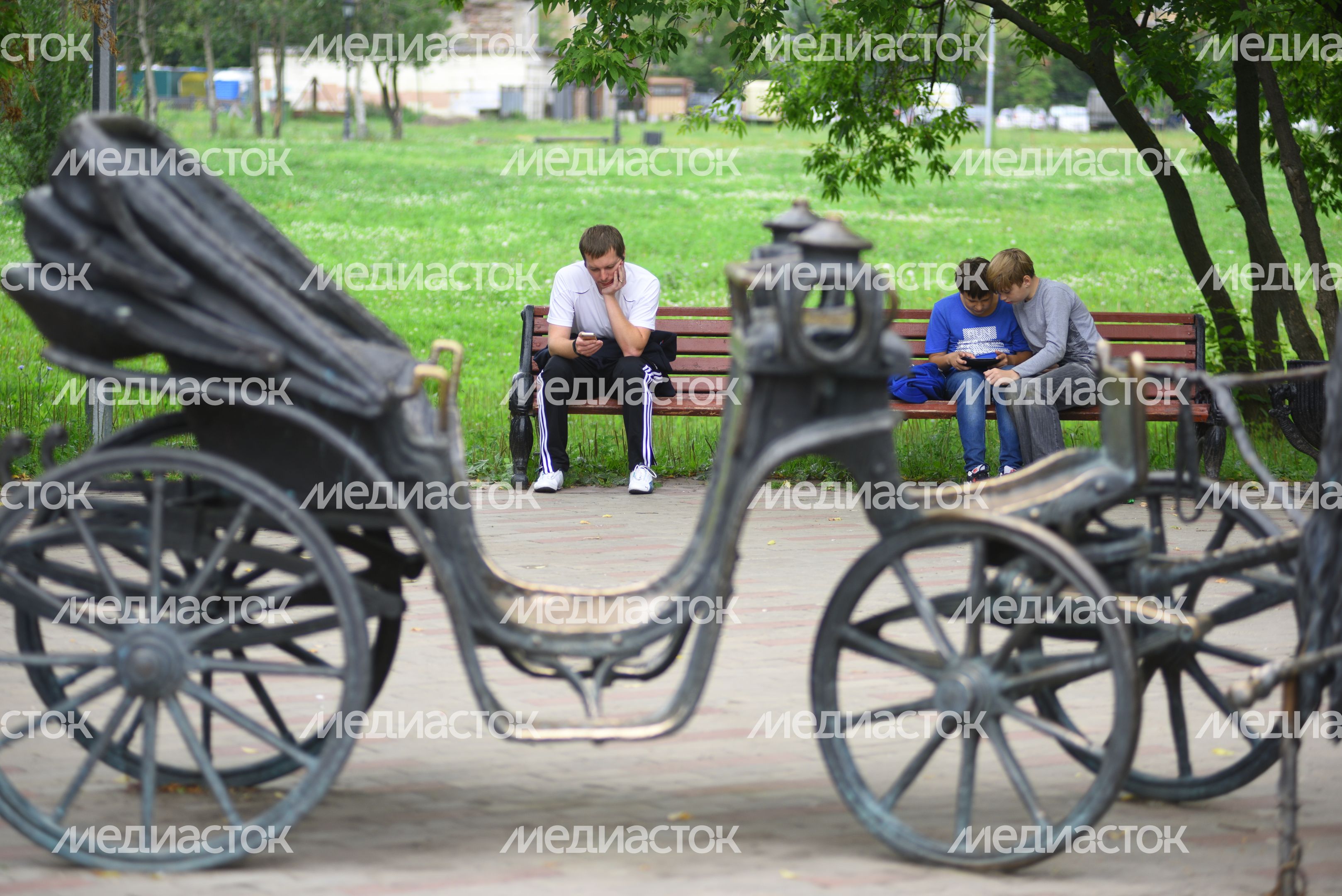 Горожане в парке в Долгопрудном