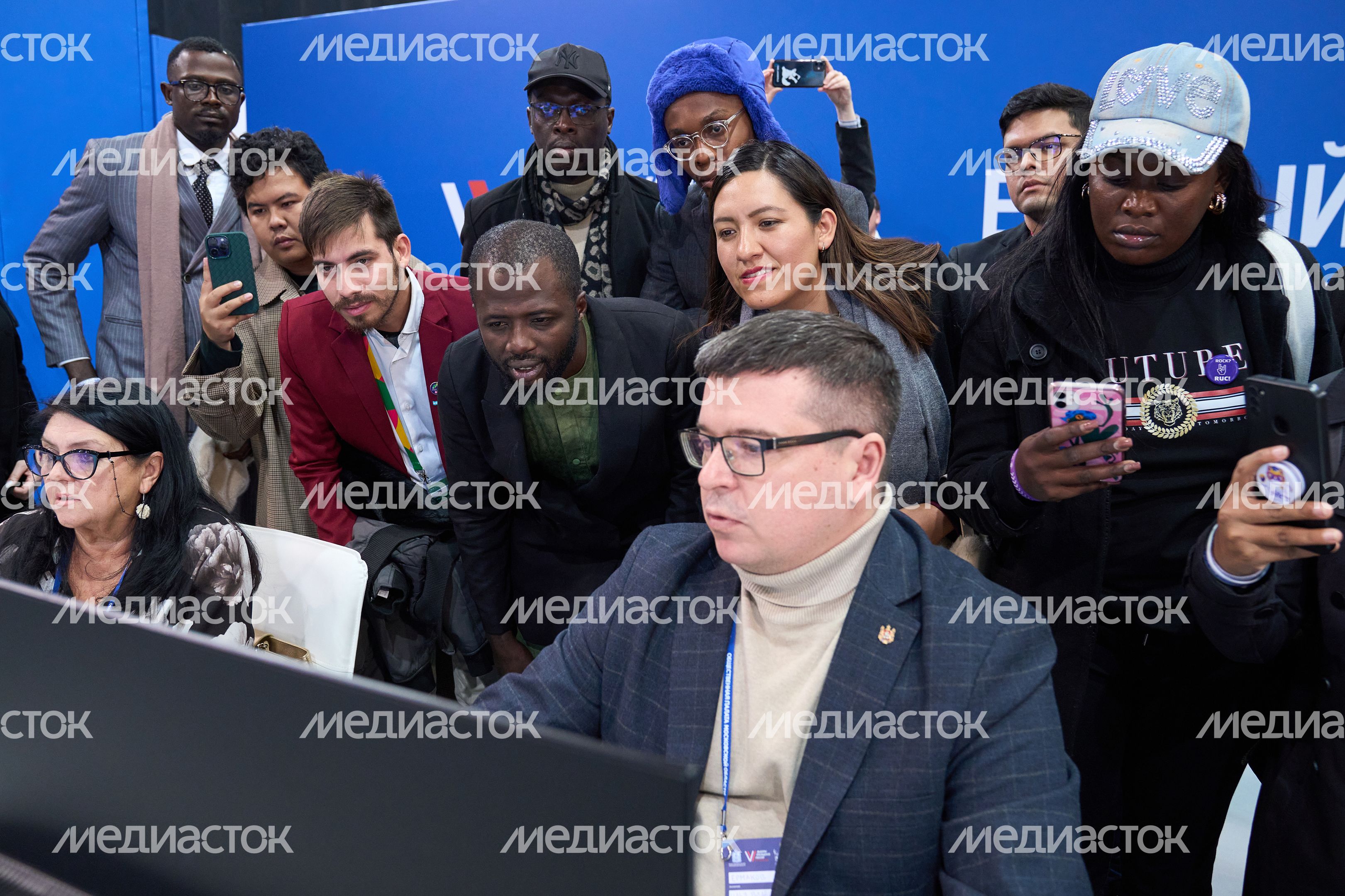 Иностранной молодёжи показали, как проходят выборы президента в Подмосковье