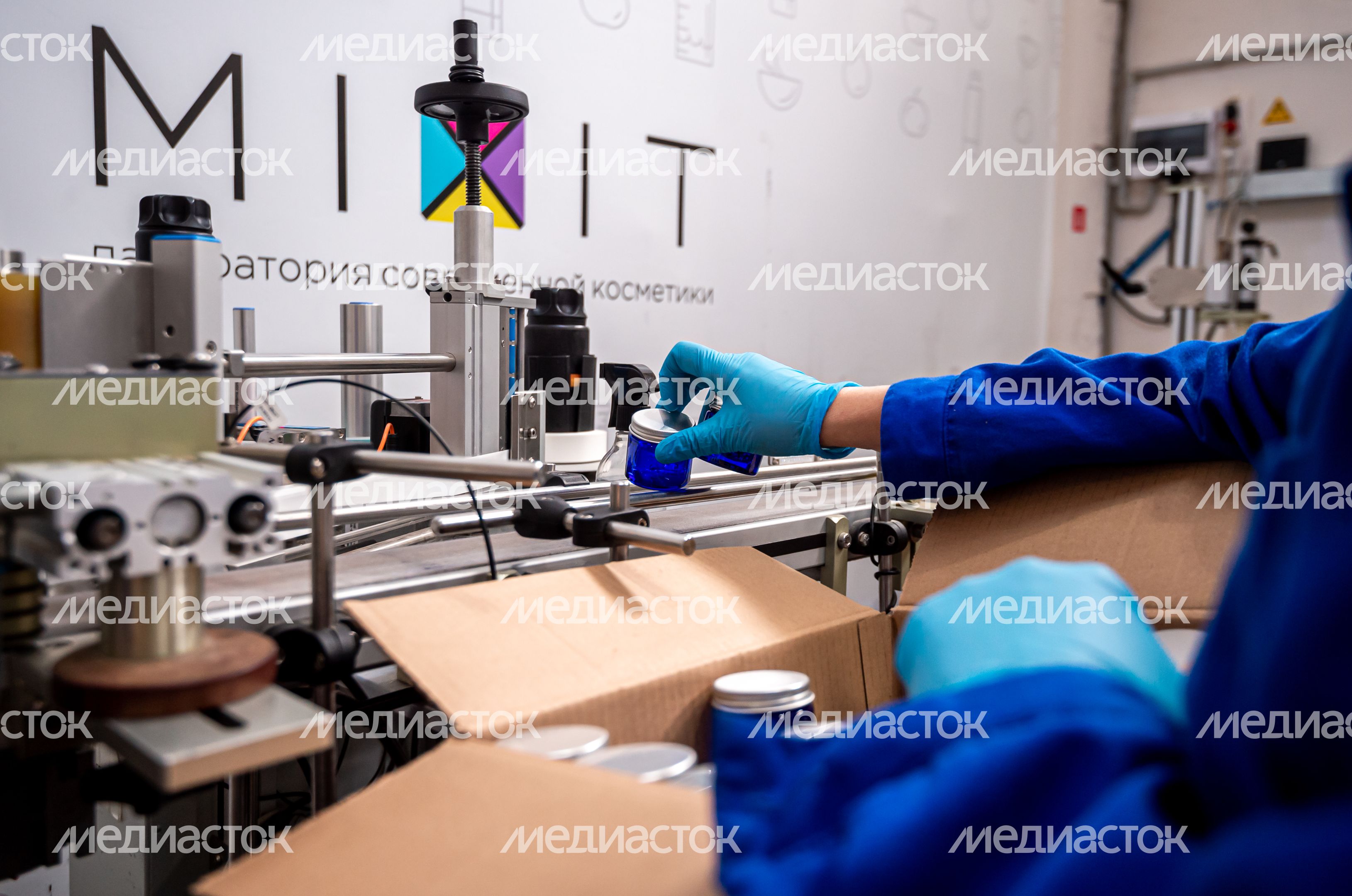 Процесс работы фабрики косметического бренда Mixit