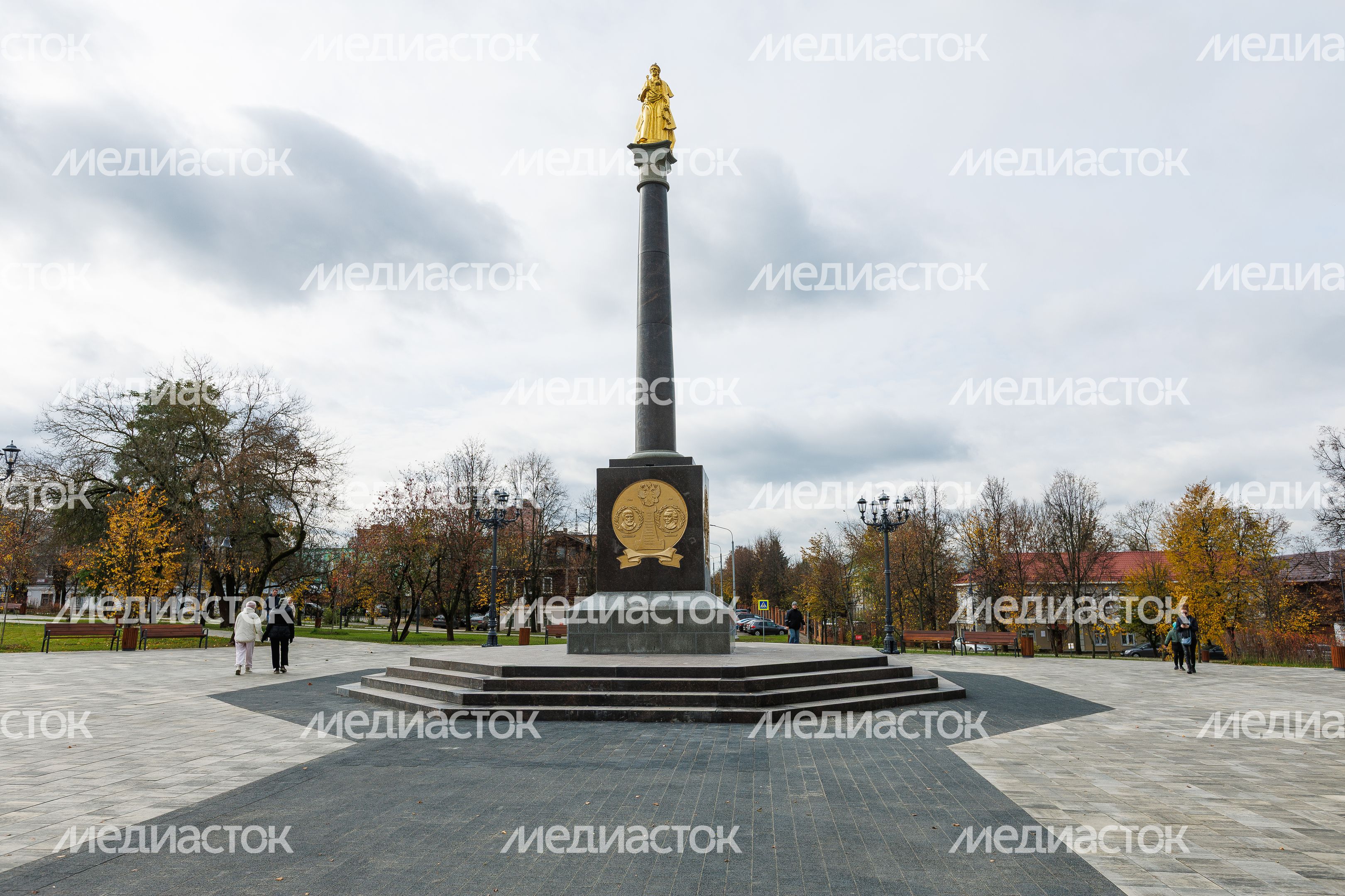 Памятник Екатерине II в сквере Бугрова в Ногинске осенью