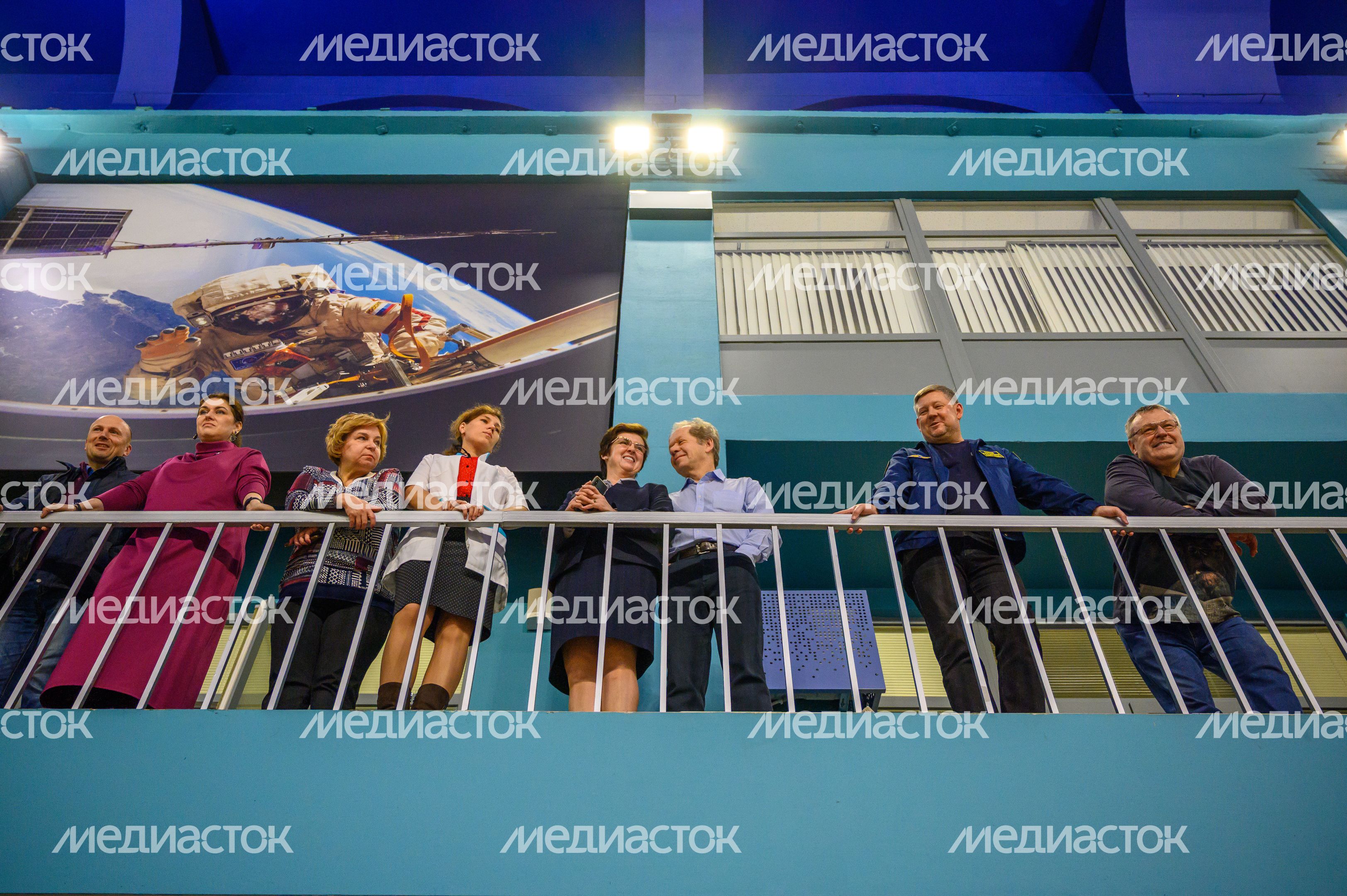 Зрители тренировки дублирующего экипажа космонавтов МКС-74 на тренажере МКС в Звездном городке