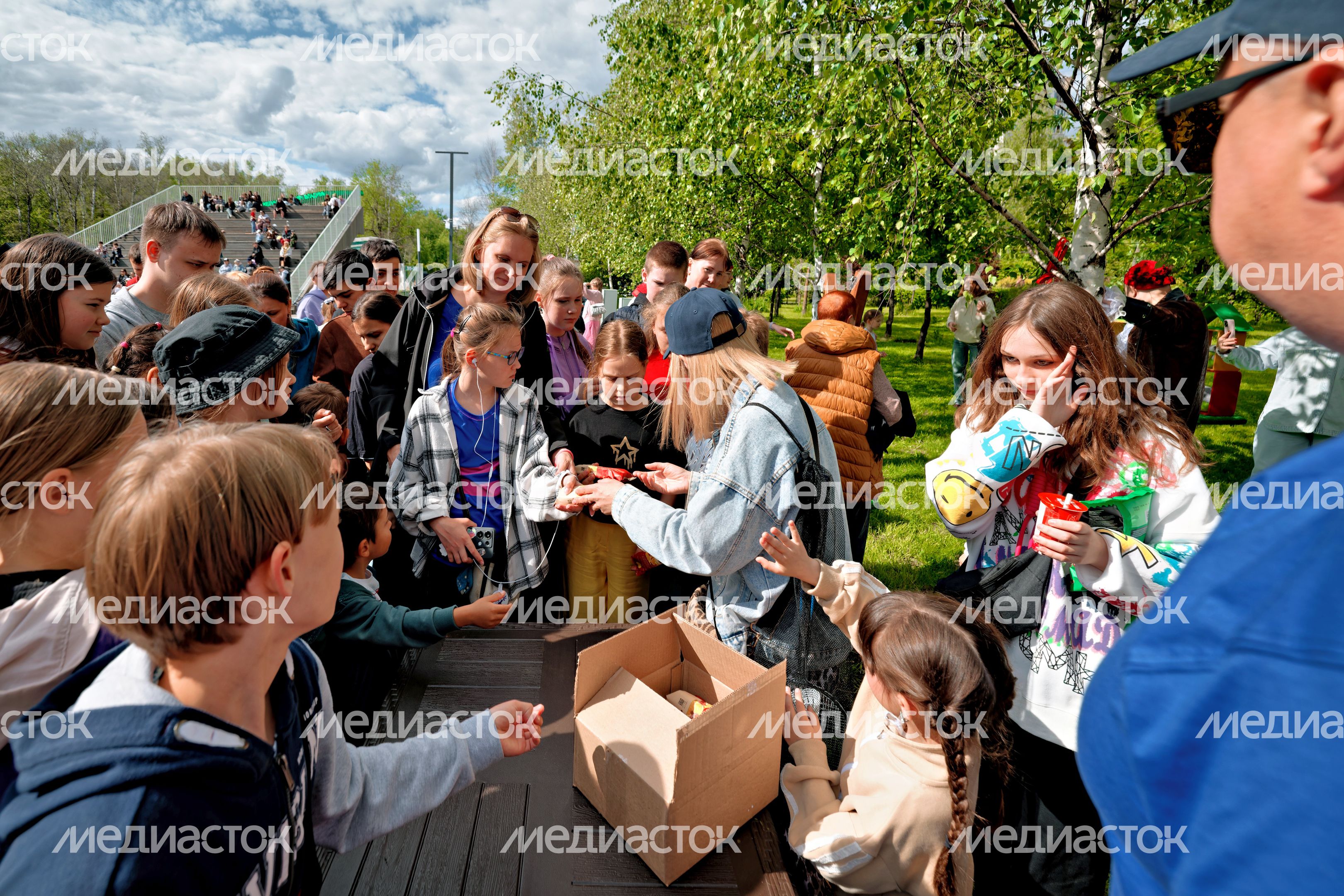 Раздача мороженого детям в Центральном парке Лобни на закрытии XXX Театрального фестиваля «Русская классика»