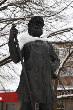 Памятник Дворнику