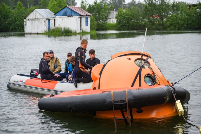 Тренировка космонавтов по действиям после посадки на воду в Ногинске