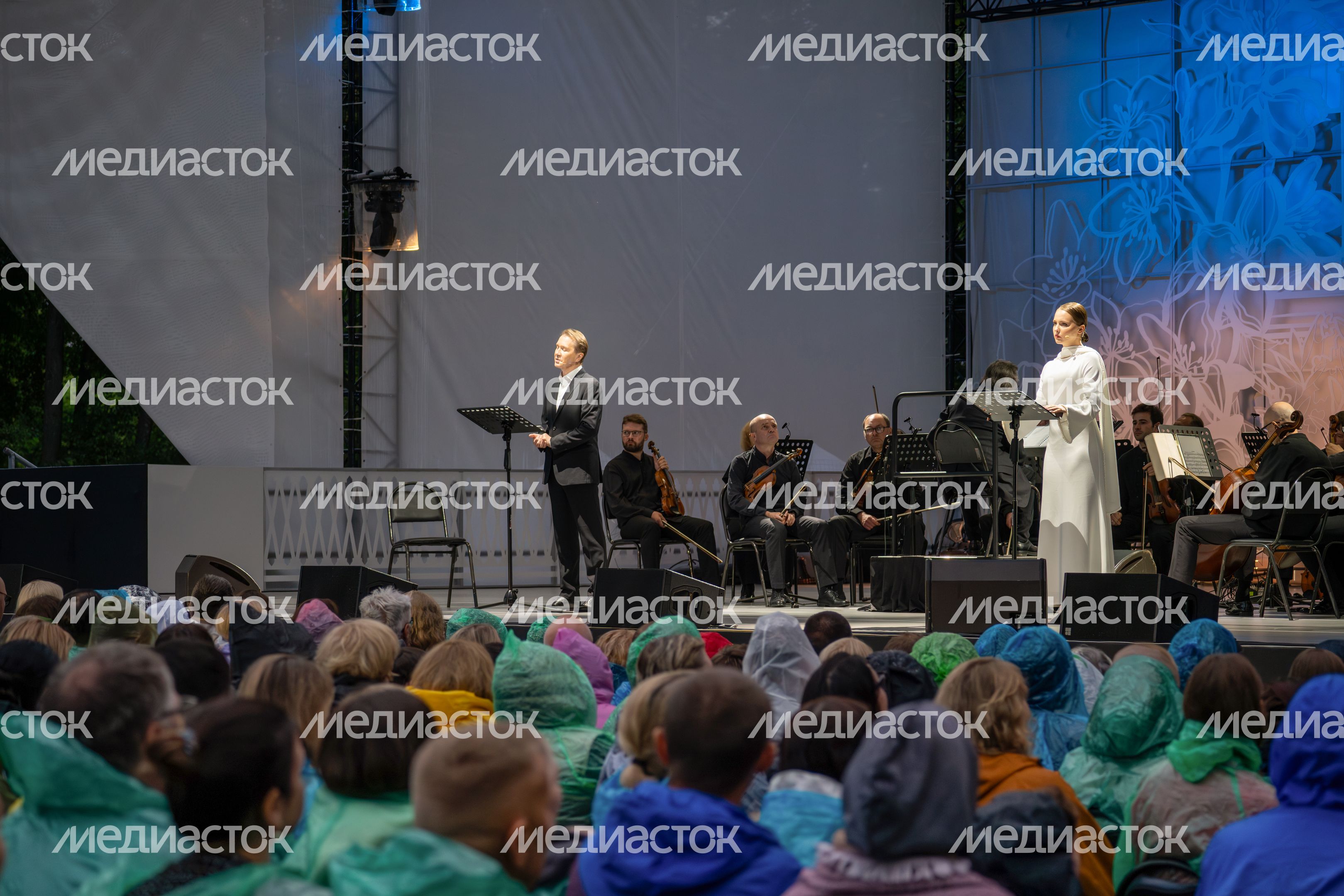 Актеры Евгений Миронов и Юлия Хлынина в спектакле «Бедные люди» на Международном фестивале искусств П.И. Чайковского