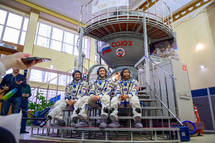 Космонавты основного экипажа МКС-74 Сергей Микаев, Сергей Кудь-Сверчков, Кристофер Уилльямс в Звездном городке