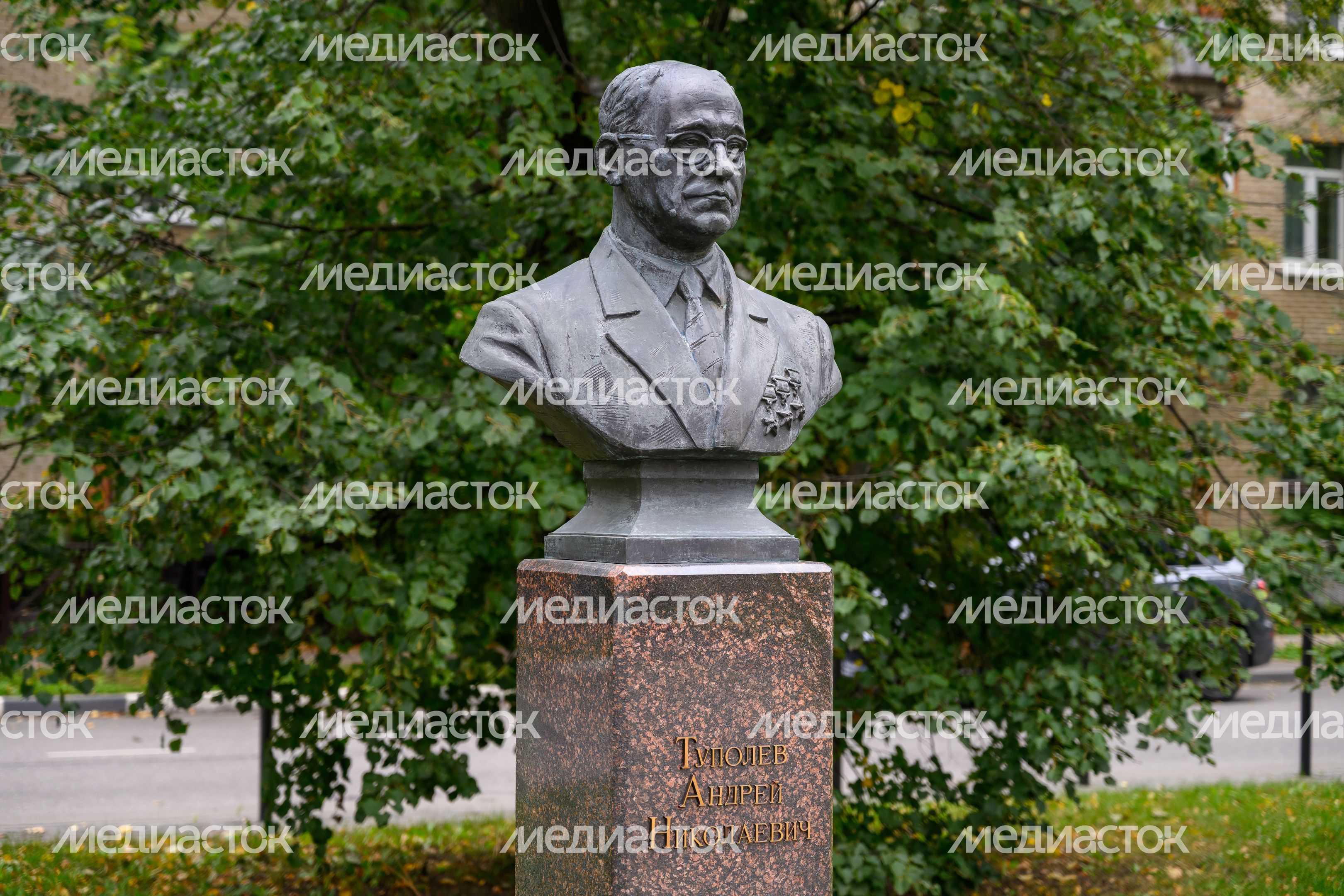Бюст Андрея Николаевича Туполева на аллее «Создатели авиации России» в Жуковском