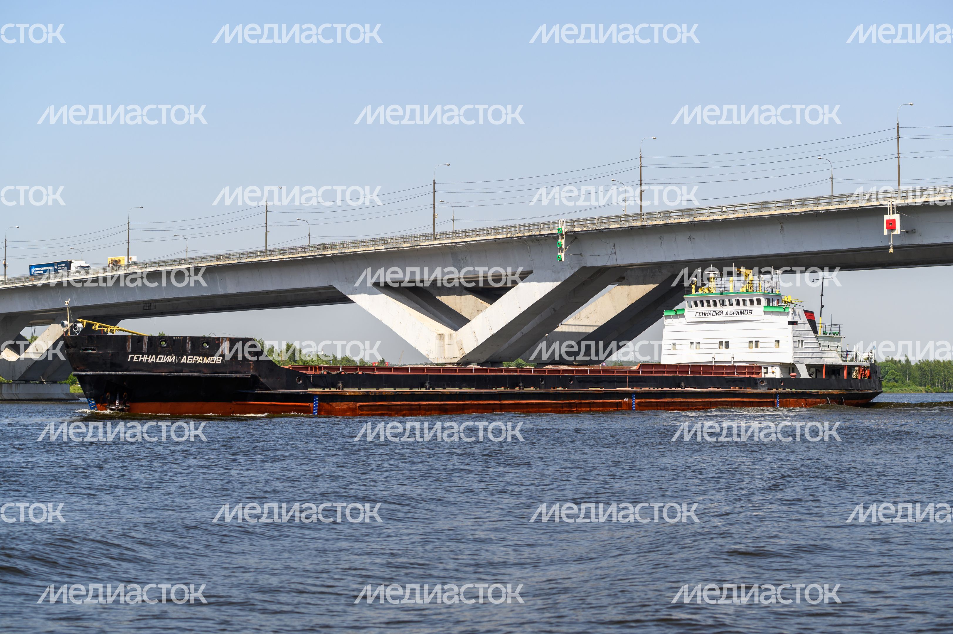 Баржа проходит по Пироговскому водохранилищу в Долгопрудном Баржа проходит по Пироговскому водохранилищу в Долгопрудном