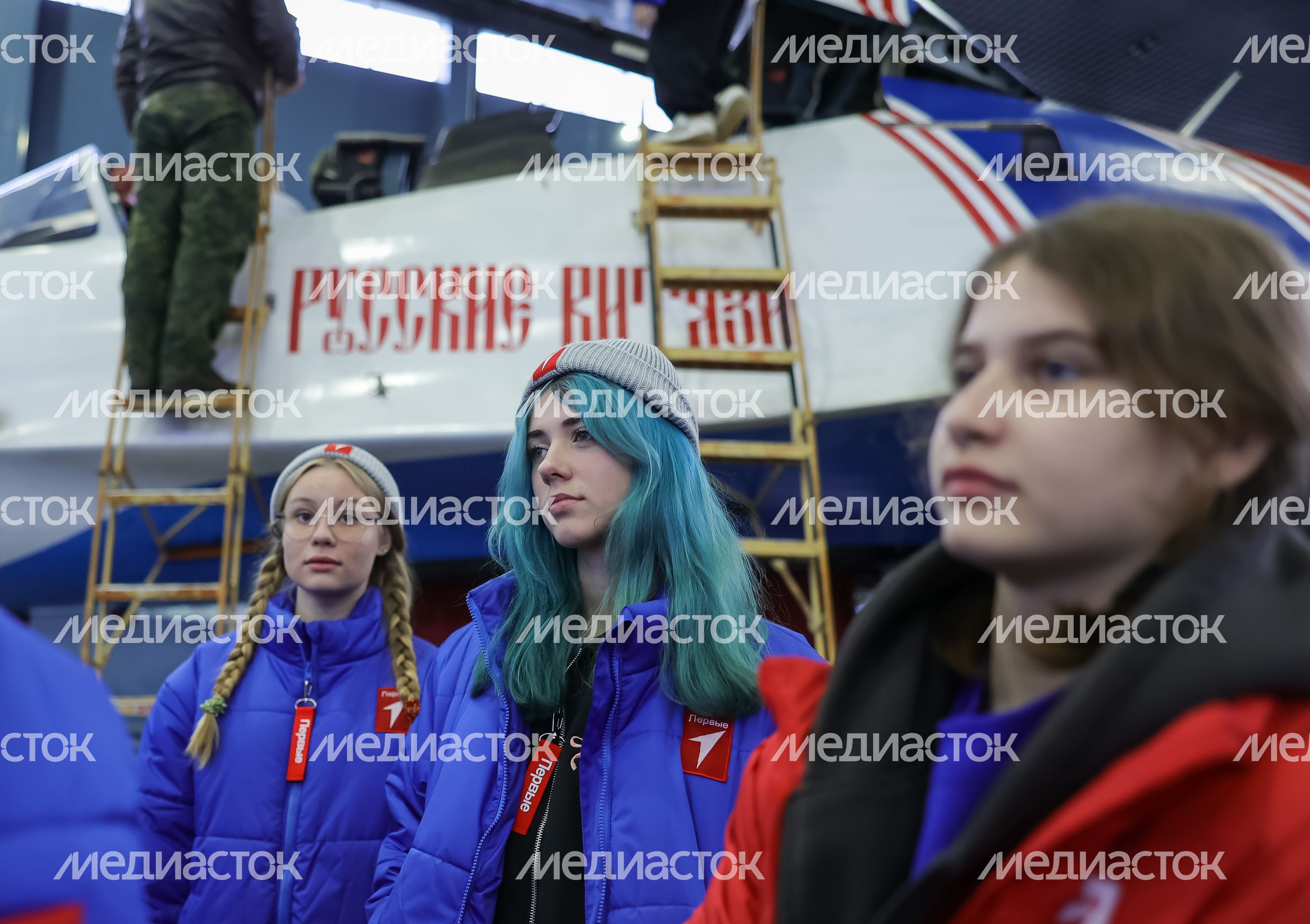 Активисты "Движения первых" встретились с участниками пилотажных групп "Стрижи" и "Русские витязи" Активисты "Движения первых" встретились с участниками пилотажных групп "Стрижи" и "Русские витязи"