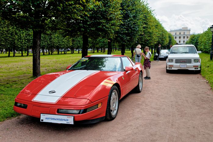 Ретроавтомобили и суперкары на автофестивале «Автовыходные в Архангельском» в округе Красногорск
